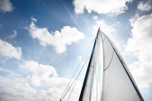 Comment fabrique-t-on une voile de bateau