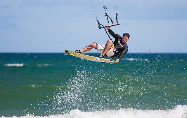 À quelle hauteur et à quelle vitesse peut-on faire du kitesurf ?